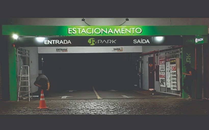 Fachada em ACM 3D com letras em relevo e design com iluminacao