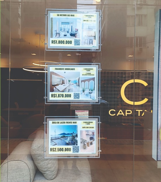 Display de LED em Vitrine Comercial com iluminacao em backlight