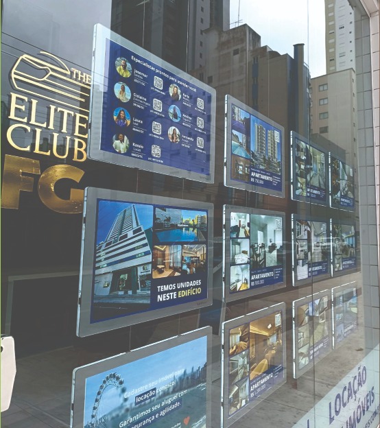Display de LED em Vitrine Comercial com iluminacao em backlight