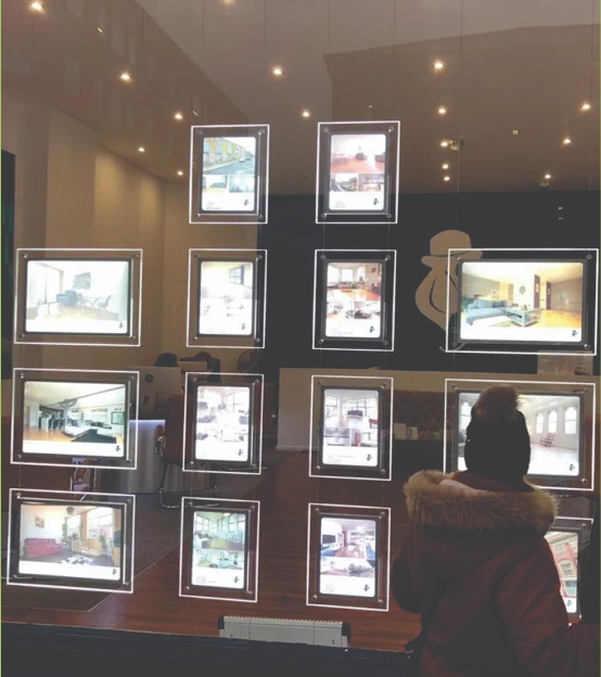 Display de LED em Vitrine Comercial com iluminacao em backlight