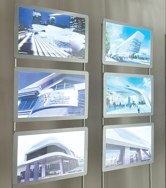 Display de LED em Vitrine Comercial com iluminacao em backlight