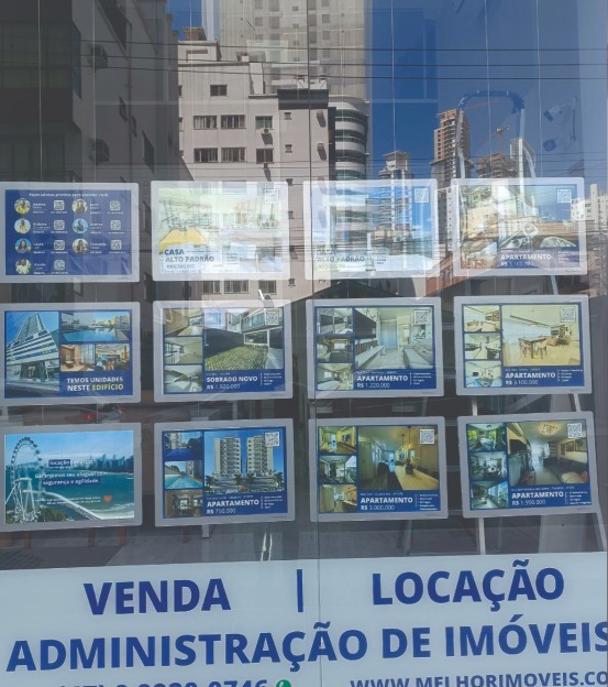 Display de LED em Vitrine Comercial com iluminacao em backlight Imobiliario