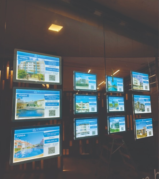 Display de LED em Vitrine Comercial com iluminacao em backlight