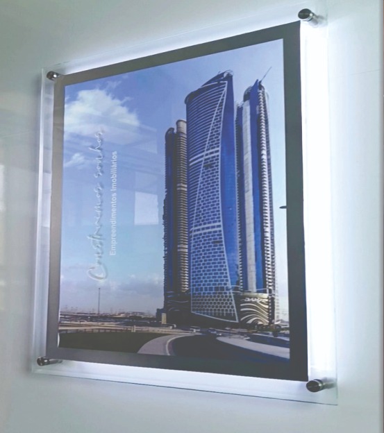 Display de LED em Vitrine Comercial com iluminacao em backlight