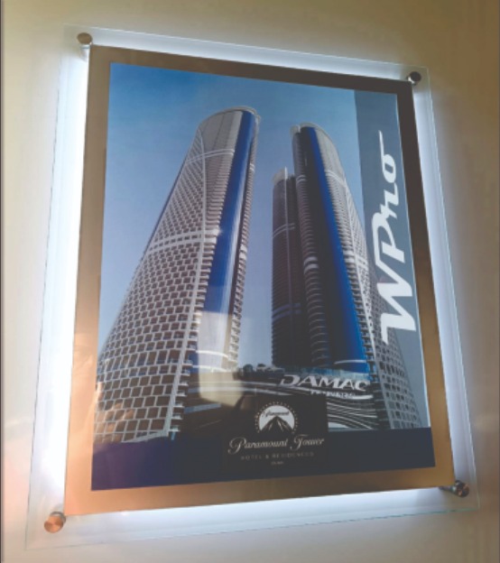 Display de LED em Vitrine Comercial com iluminacao em backlight