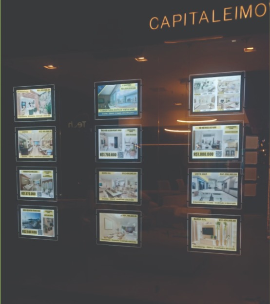 Display de LED em Vitrine Comercial com iluminacao em backlight