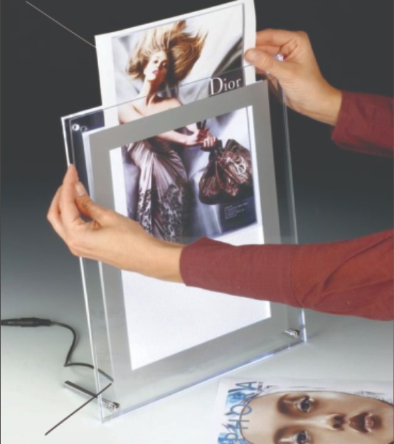 Display de LED em Vitrine Comercial com iluminacao em backlight