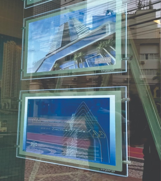 Display de LED em Vitrine Comercial com iluminacao em backlight