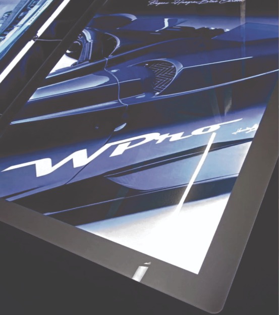 Display de LED em Vitrine Comercial com iluminacao em backlight