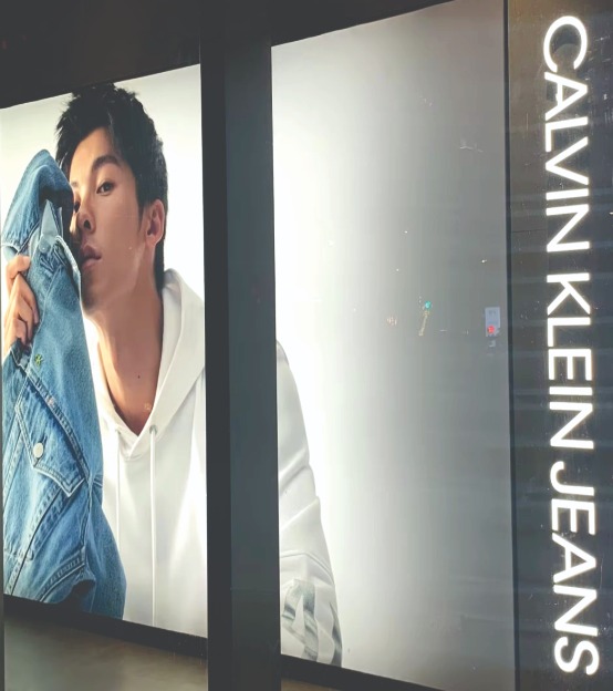 Tela tensionada comercial com iluminação LED backlight e painel colorido