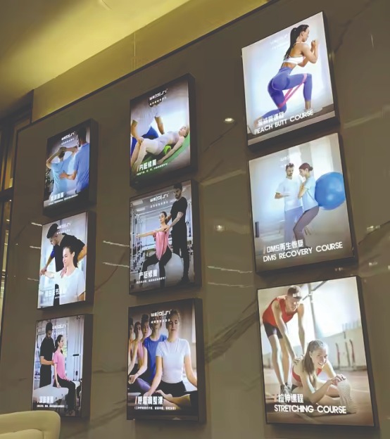 Display de LED em Vitrine Comercial com iluminacao em backlight