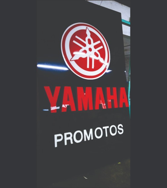 Fachada Yamaha com letras em acrílico para identificação comercial
