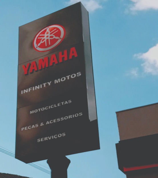 Totem Yamaha com letras em acrílico para identificação comercial