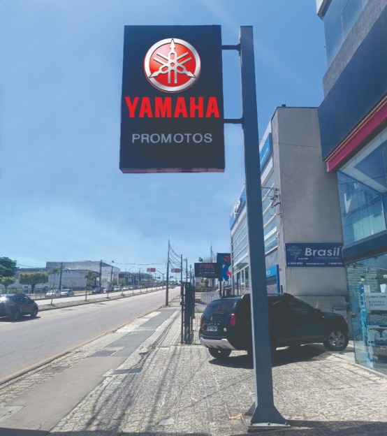 Totem Yamaha com letras em acrílico para identificação comercial