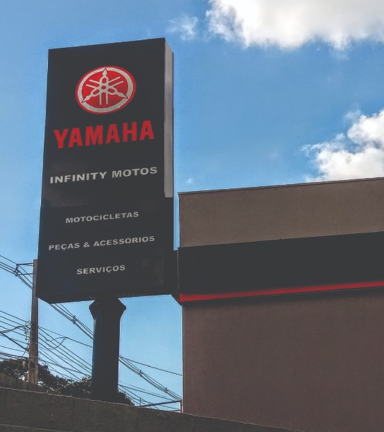Totem Yamaha com letras em acrílico para identificação comercial