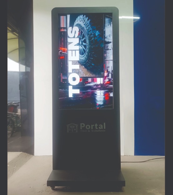Totem digital com iluminação LED backlight para uso comercial