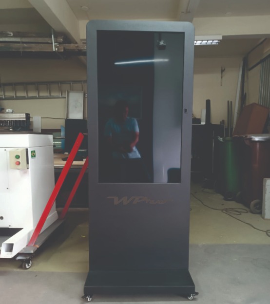 Totem digital com iluminação LED backlight para uso comercial