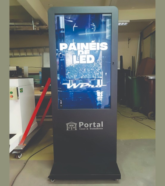 Totem digital com iluminação LED backlight para uso comercial