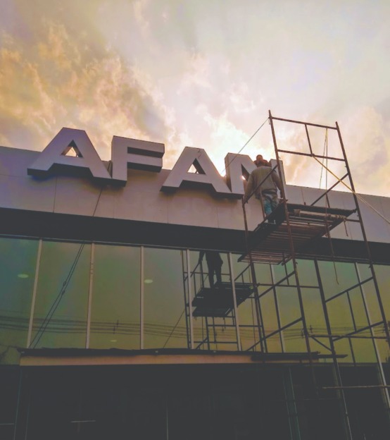 Fachada em ACM 3D com letras em relevo e design com iluminacao backlight de led
