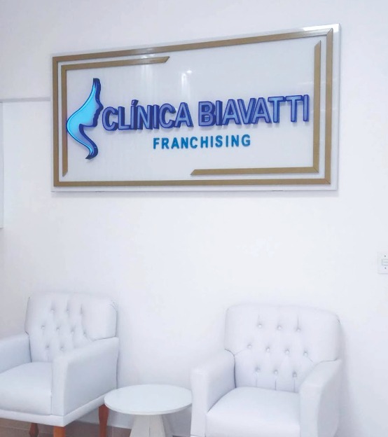 letreiro de recepcao em ACM 3D com letras em relevo e design com iluminacao backlight de led