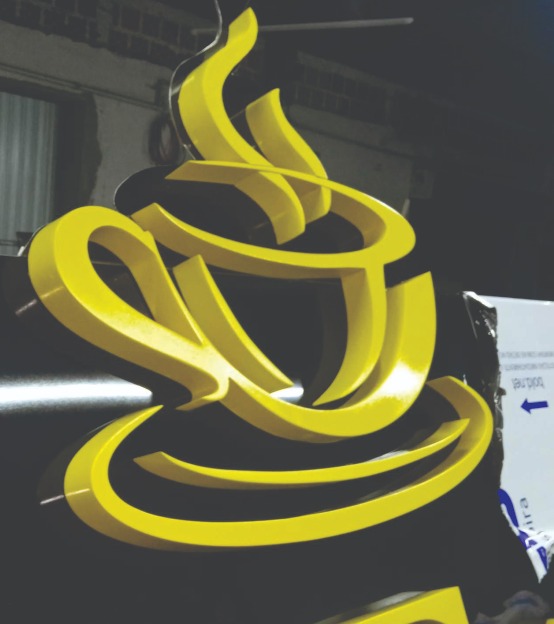 Fachada em ACM 3D com letras em relevo e design