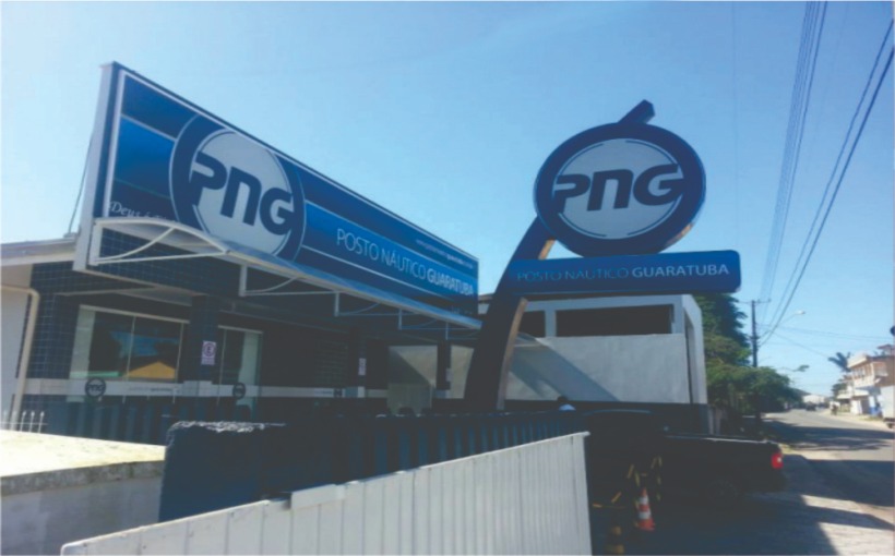 Fachada comercial com totem personalizado para comunicação visual e identificação da marca