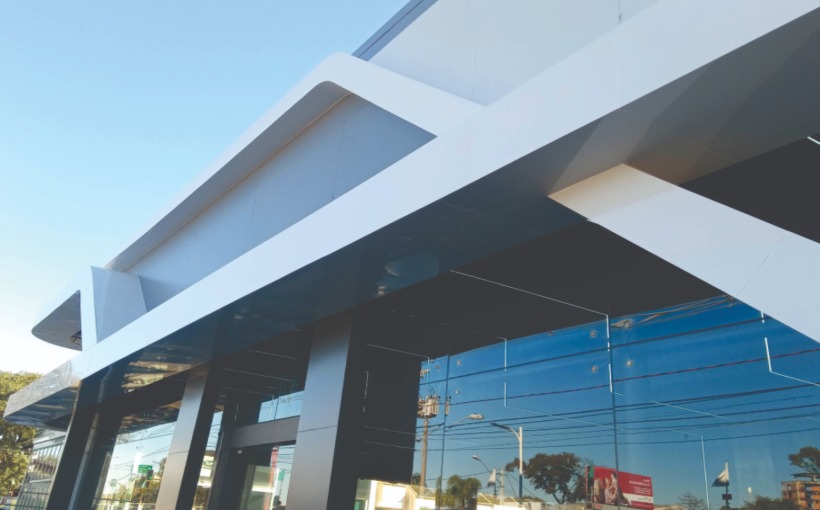 Revestimento em ACM 3D com volumetria aplicada em projeto de arquitetura e design